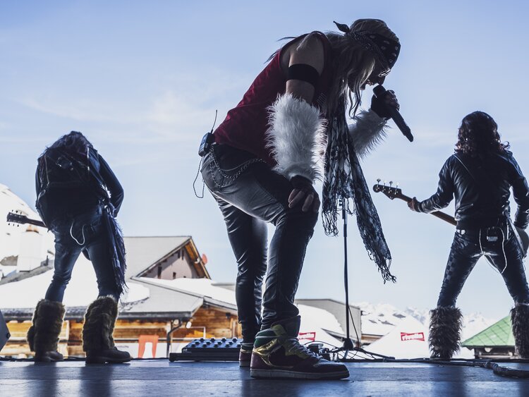 Eine Coverband spielt ihr Konzert während des Cover Festivals Davos Klosters bei der Parsennhütte | © Davos Klosters Mountains