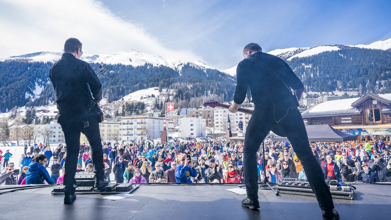 Eine Band am Cover Festival Davos Klosters beim Bolgenplaza | © Davos Klosters Mountains