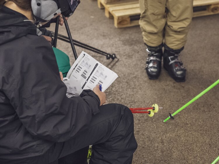 A female skier tests the latest ski models at the Skitest Center Davos on Parsenn | © Davos Klosters Mountains