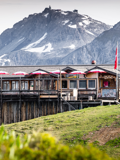 View of the Hubelhütte, in the background skiing area Parsenn | © Davos Klosters Mountains