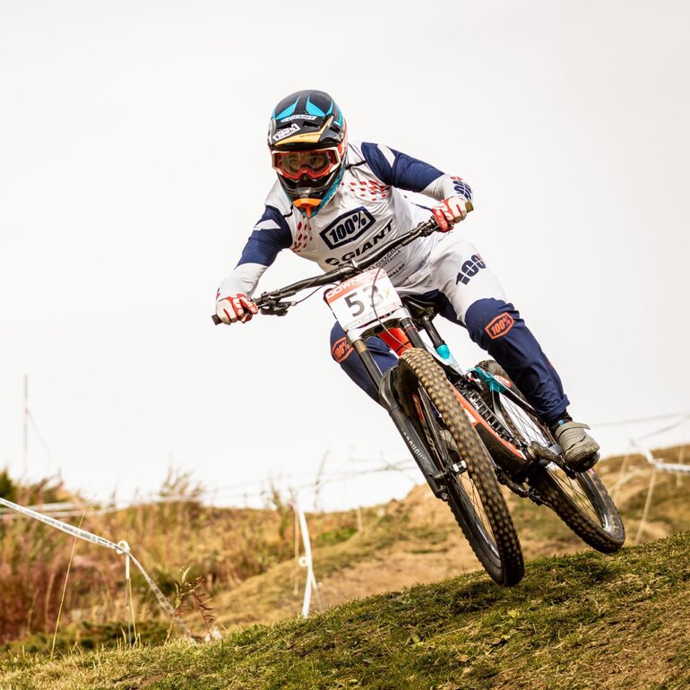 In voller Montur fährt der Downhill  Biker an einem Rennen mit.  | © Matteo Manno