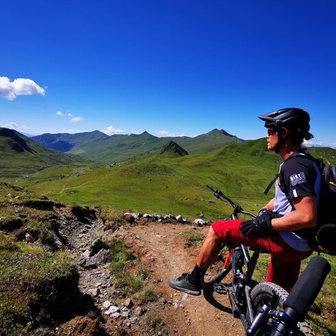 Ein Biker geniesst die Aussicht auf dem Grünsee Trail. | © Christoph Koch