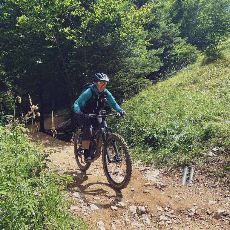 Bikerin Britta Wild fährt mit dem Mountainbike über einen Trail in Davos. | © Davos Klosters Mountains