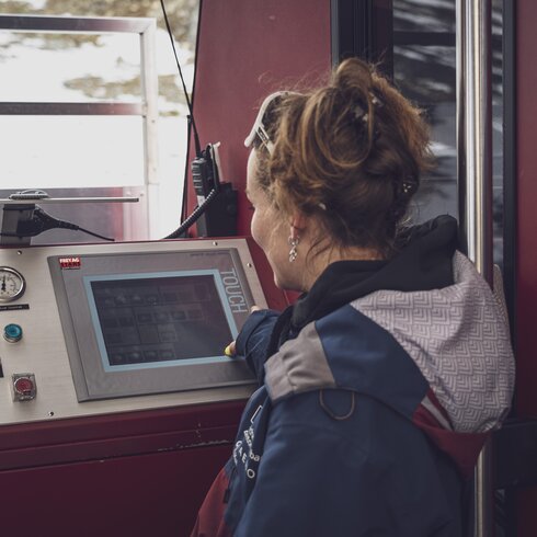 Frau steuert die Standseilbahn. | © Davos Klosters Mountains 
