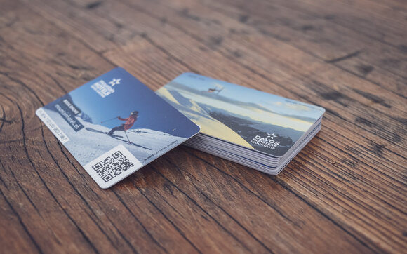 A stack of keycards from the Davos Klosters Mountains with a winter subject. | © Davos Klosters Mountains