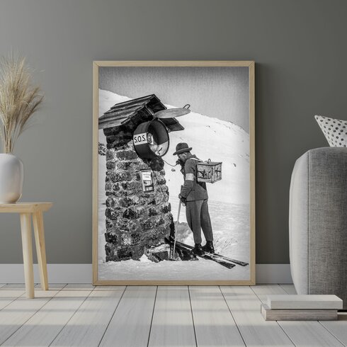 Nostalgie Poster mit Patroulleur welcher den SOS telefonisch kontaktiert | © Davos Klosters Mountains 