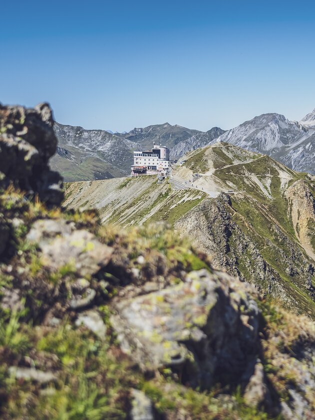 Blick vom Jatzhorn zur Jakobshorn Bergstation mit Bergpanorama im Hintergrund. | © Davos Klosters Mountains