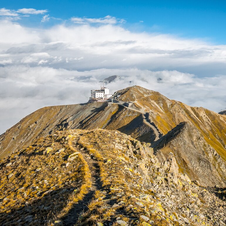 Wanderweg richtung Jatzhorn mit Sicht auf Bergstation Jakobshorn. | © Davos Klosters Mountains
