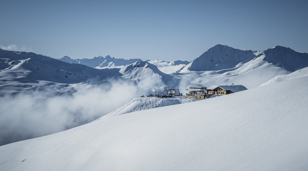 Jatzhütte mit Bergpanorama im Hintergrund. | © Davos Klosters Mountains