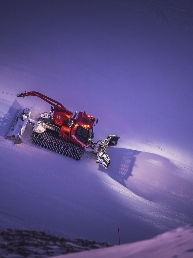 Pistenbully bei Nacht auf der Abfahrt Nord. | © Davos Klosters Mountains