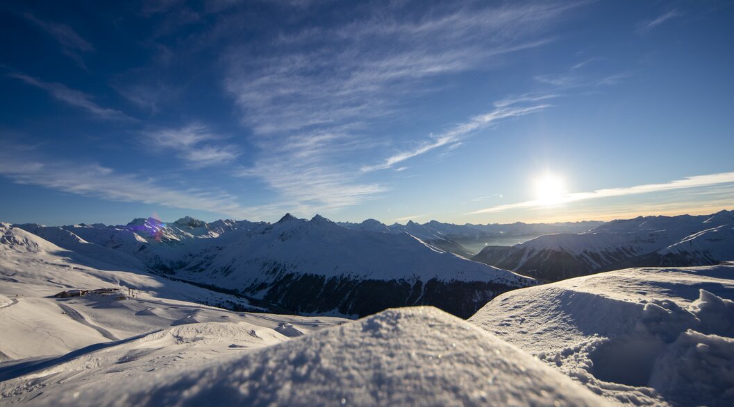Sonnenuntergang vom Jakobshorn Gipfel mit Blick auf den Jatzpark. | © Davos Klosters Mountains