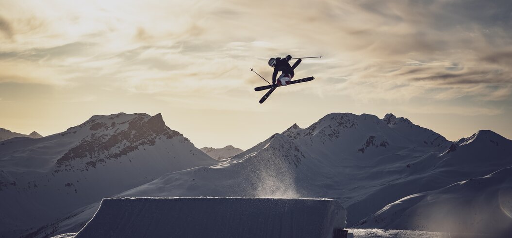 Freeskier springt über Schanze im Jatzpark. | © Davos Klosters Mountains
