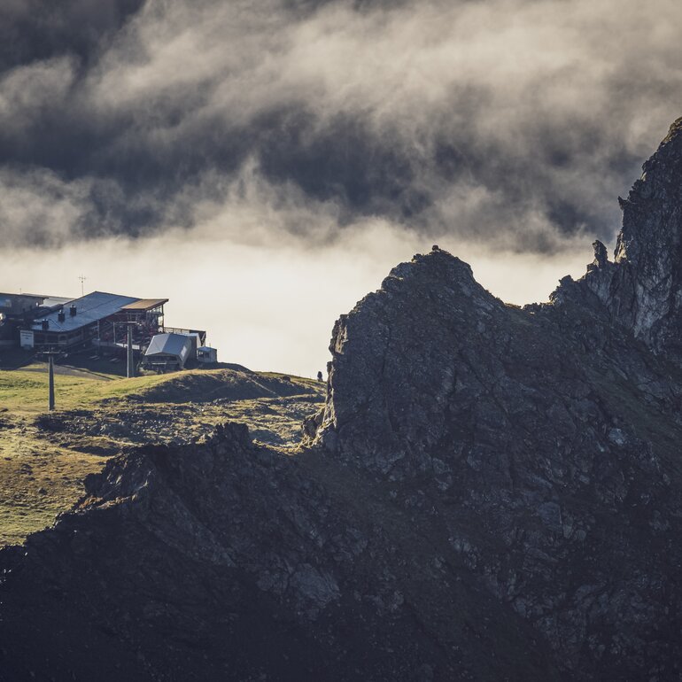 Grosse und markante Steingebilde mit schöner Aussicht auf die Mittelstation Höhenweg. | © Davos Klosters Mountains