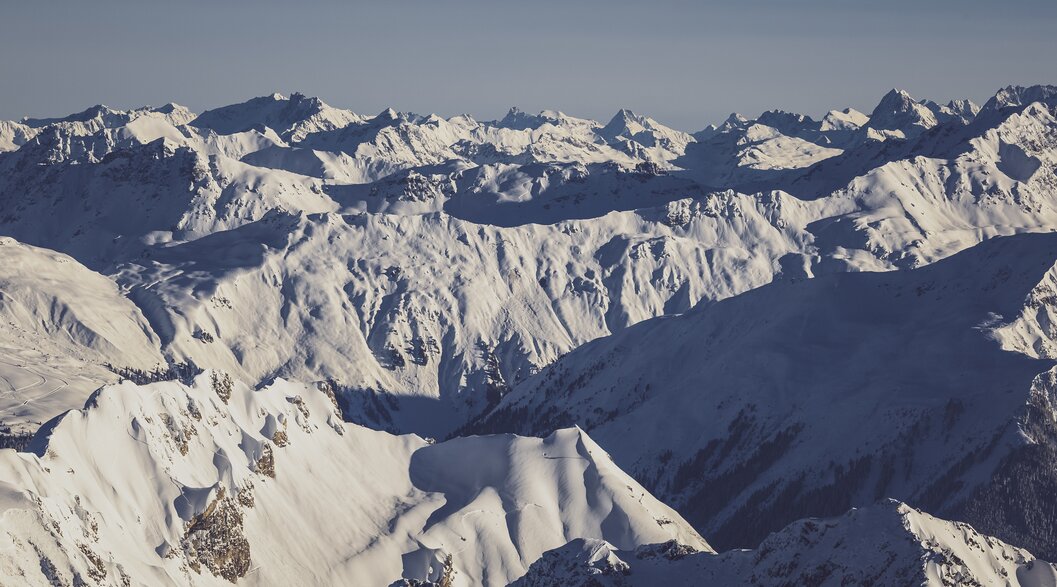 Bergkulisse von Davos Klosters mit Blick ins Prättigau. | © Davos Klosters Mountains