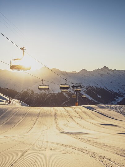 Sonnenaufgang und frisch präparierte Piste am Dorftäli. | © Davos Klosters Mountains