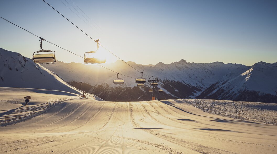 Sonnenaufgang und frisch präparierte Piste am Dorftäli. | © Davos Klosters Mountains
