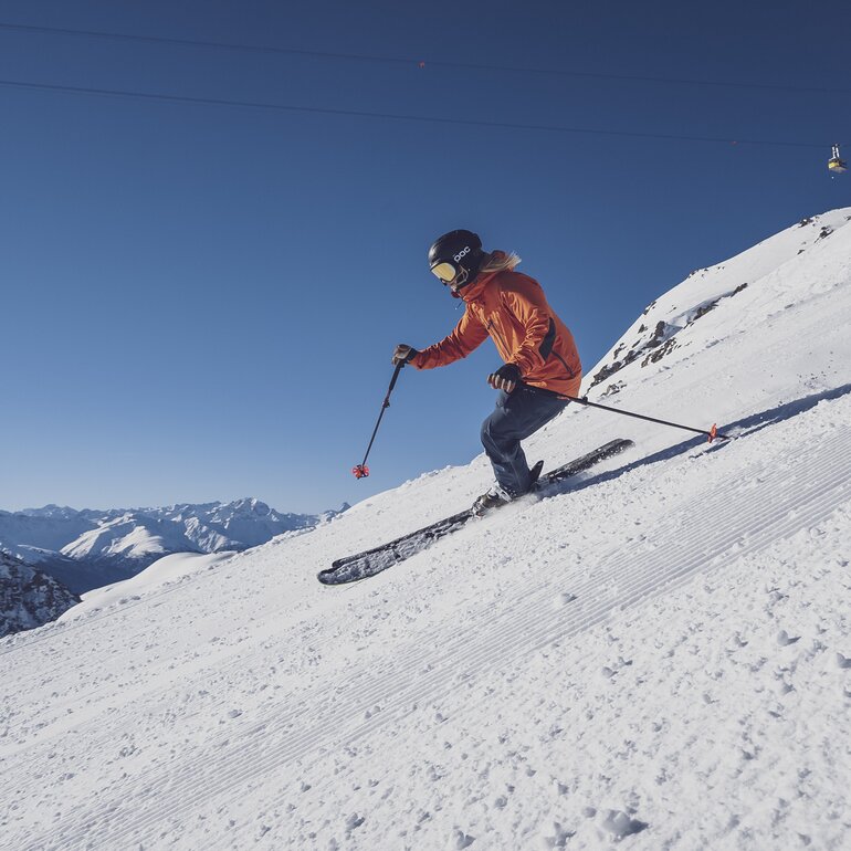 Schwedische Skifahrerin fährt auf Skiern die Gipfel Abfahrt richtung Weissfluhjoch hinunter. | © Davos Klosters Mountains