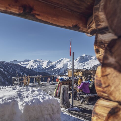 Sonnenterrasse des Restaurants Mäderbeiz auf Pischa. | © Davos Klosters Mountains