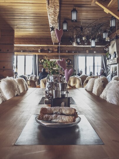 Heimelige Atmosphäre im Bergrestaurant Mäderbeiz auf Pischa. | © Davos Klosters Mountains