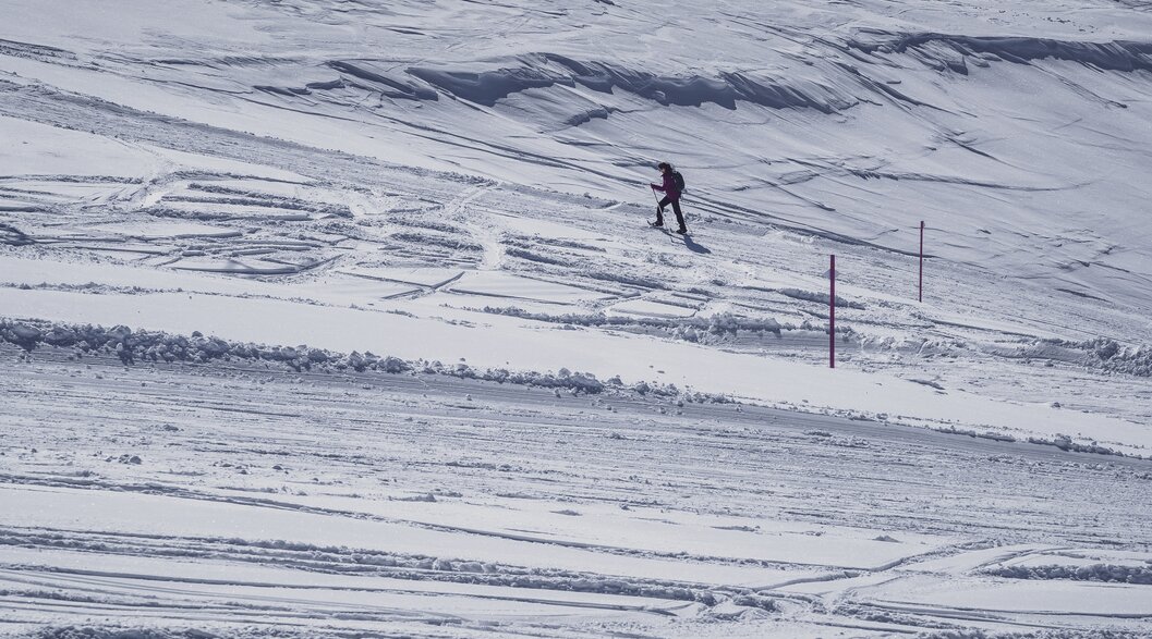 Frau geniesst Schneeschuh Wanderung über weissen Pulverteppich auf Pischa. | © Davos Klosters Mountains