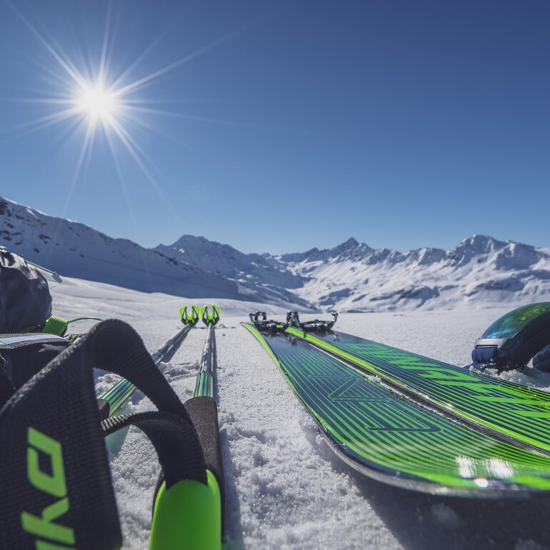 Dynafit Speedtouring Ausrüstung  im Schnee. | © Davos Klosters Mountains