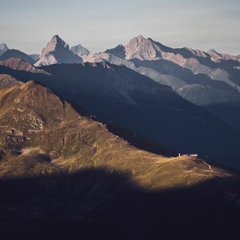 Blick in Richtung Rinerhorn, mit der von der Sonne beleuchteten Hubelhütte, das Tinzenhorn im Hintergrund. | © Davos Klosters Mountains