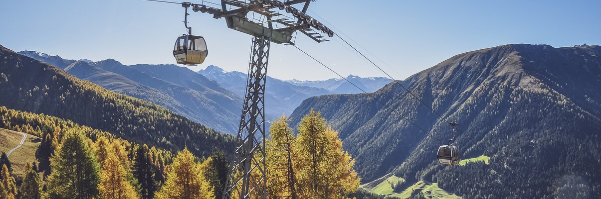 Herbstliche Aussicht nach Wiesen mit der Rinerhorn Gondel im Blickfeld. | © Davos Klosters Mountains