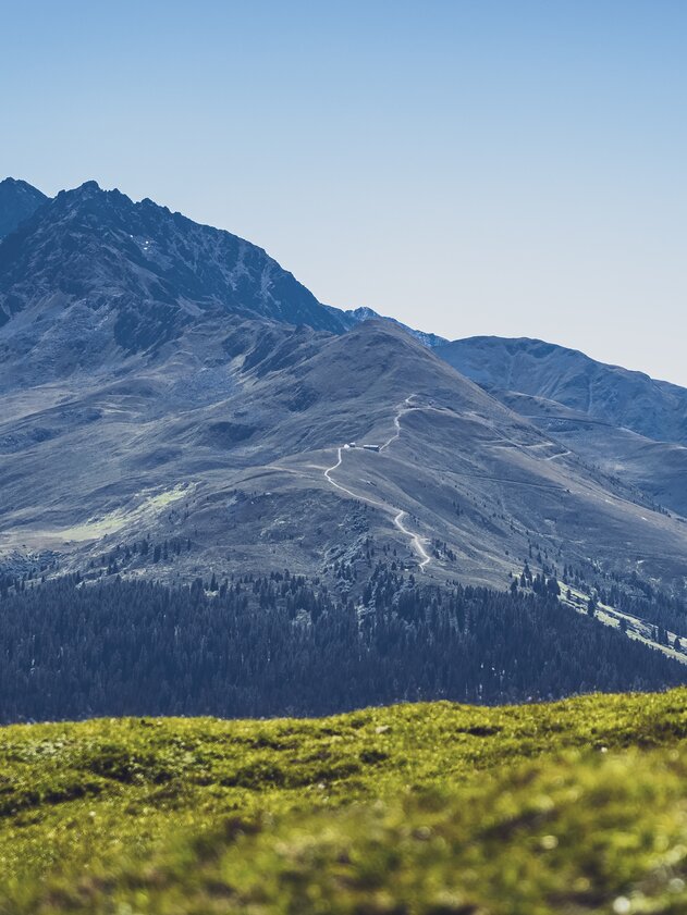Sicht auf das traumhafte Wandergebiet auf dem Rinerhorn, | © Davos Klosters Mountains