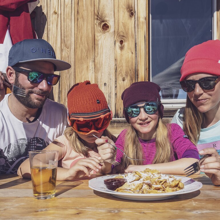Familie teilt sich einen Kaiserschmarn in der Hubelhütte. | © Davos Klosters Mountains