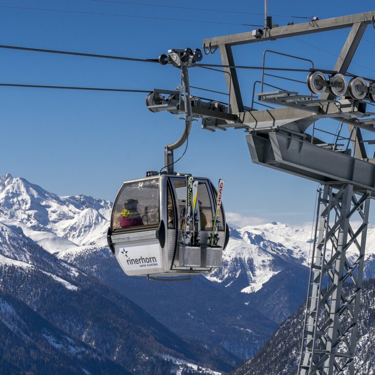 Gondelbahn Rinerhorn bei Traumwetter und herrlichem Bergpanorama im Hintergrund. | © Davos Klosters Mountains