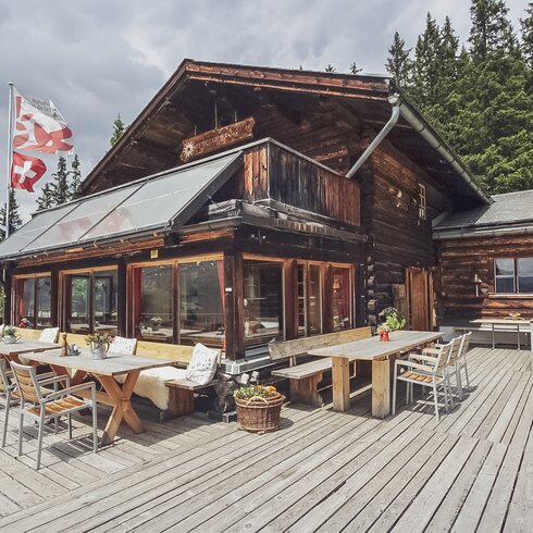 Die kleine aber feine Sonnenterrasse des Naturfreundehaus in Davos. | © Davos Klosters Mountains
