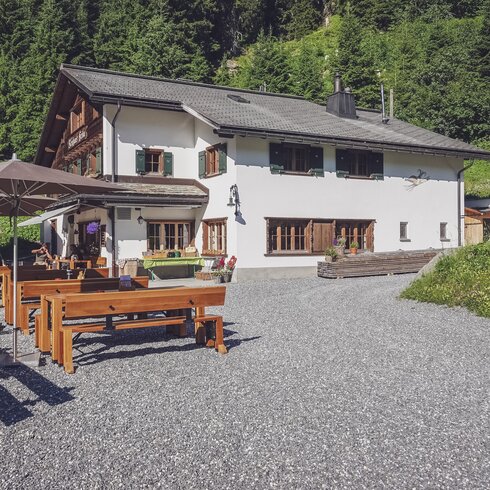 Rustikales Berghaus am Eingang der Schlappiner Walsersiedlung ob Klosters-Dorf. | © Davos Klosters Mountains