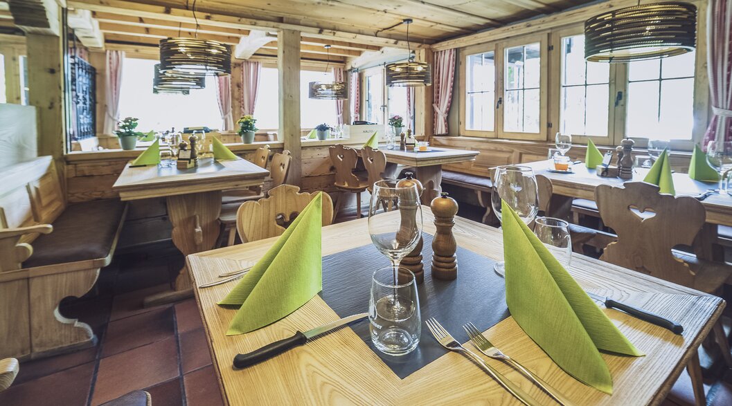 Covered tables in the cosy restaurant Madrisa-Mia in Klosters. | © Davos Klosters Mountains
