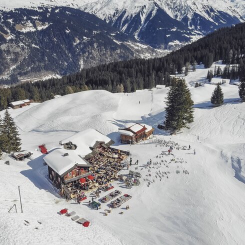 Luftaufnahme des charmanten Berghaus alte Schwendi welches von einer winterlichen Traumlandschaft umgeben ist. | © Davos Klosters Mountains