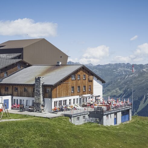 Das Berg Restaurant Gotschnagrat bei der Bergstation Gotschna im Sommer, | © Davos Klosters Mountains