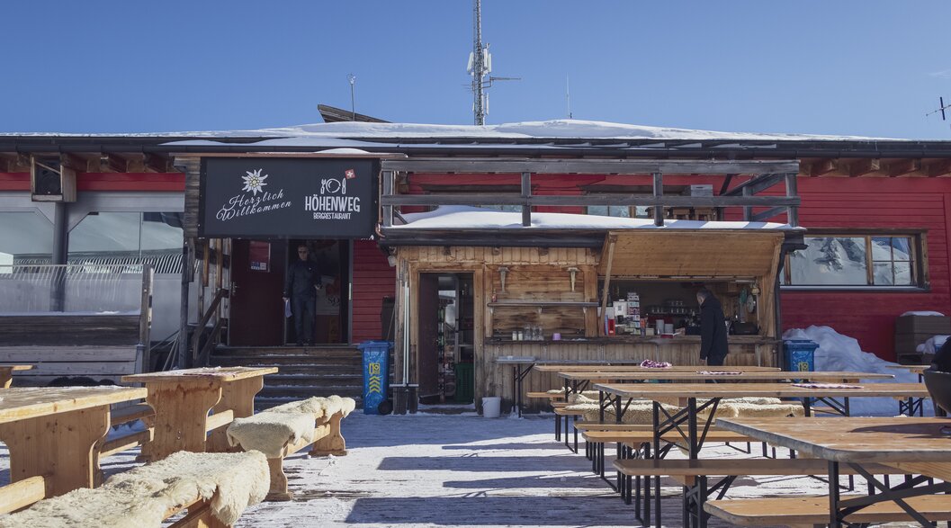 Festbänke und Tische stehen für Gäste des Bergrestaurant Höhenweg bereit für eine Mittagspause. | © Davos Klosters Mountains