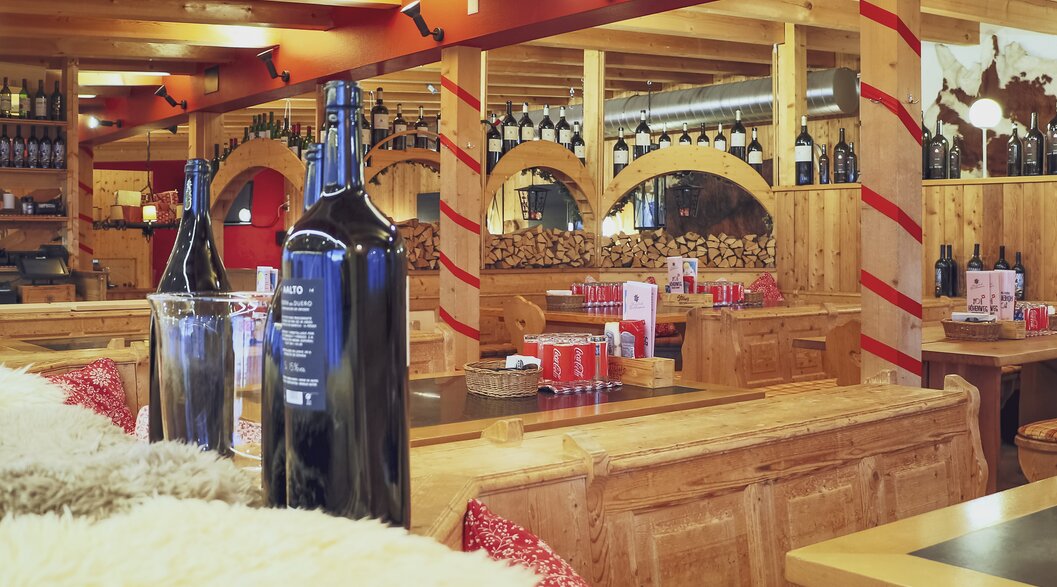 Leere Weinflaschen stehen zur Dekoration im gemütlich eingerichteten Restaurant Höhenweg. | © Davos Klosters Mountains