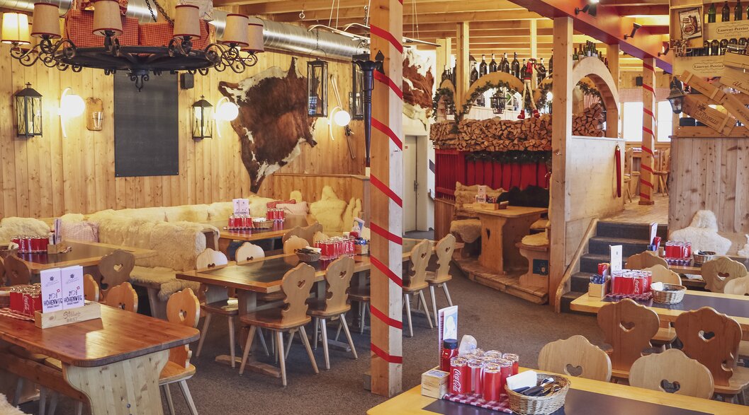 Urchig und gemütlich eingerichtete Sitzplätze im Restaurant Höhenweg. | © Davos Klosters Mountains