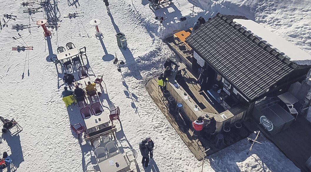 View from the air to the small, charming Schwarzseealp Bar. | © Davos Klosters Mountains