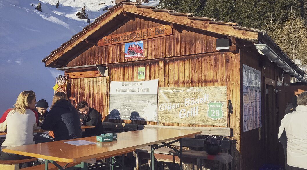The small rustic Schwarzseealp Bar with simple benches. | © Davos Klosters Mountains