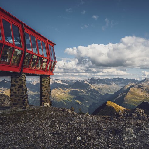 Blick vom Weissfluhgipfel über das Bergpanorama mit Panoramarestaurant im linken Bildrand. | © Davos Klosters Mountains