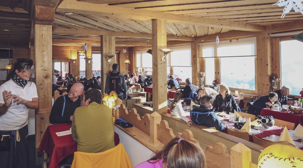 Interior view of the lively self-service restaurant Weissfluhjoch in Davos. | © Davos Klosters Mountains
