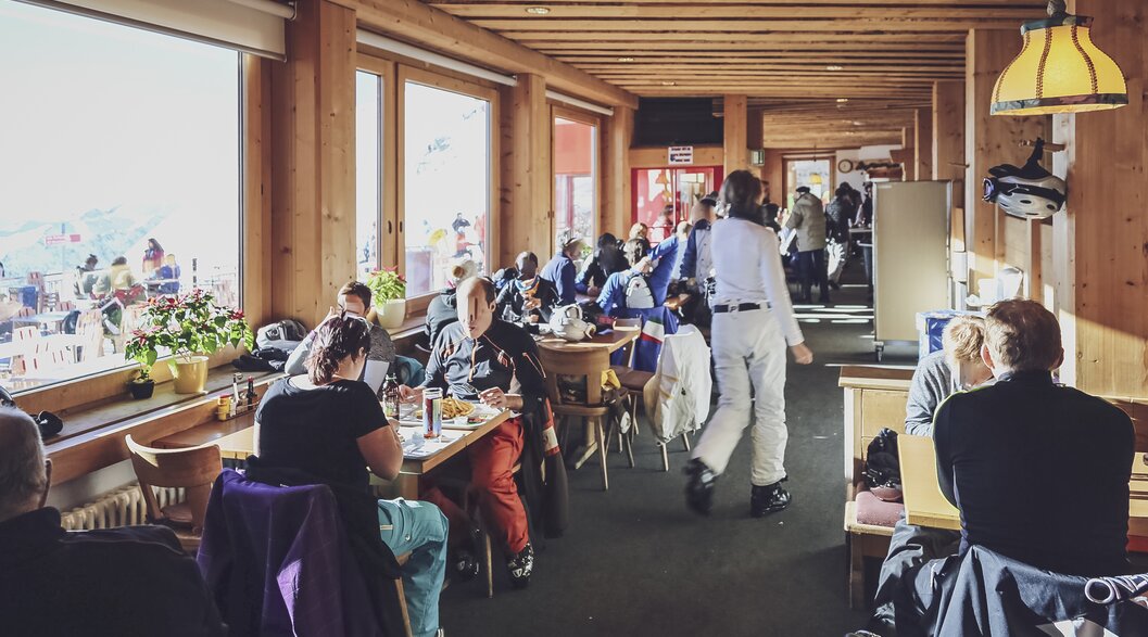 Guests enjoy their lunch and warm up in the Restaurant Weissfluhjoch on Parsenn. | © Davos Klosters Mountains