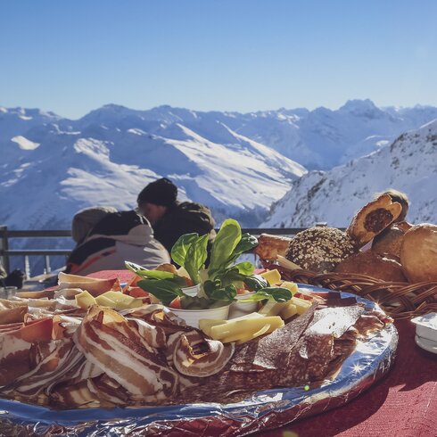 Eine Bündnerplatte an idyllischer Lage mit voller Bergsicht im Restaurant Weissflujoch. | © Davos Klosters Mountains