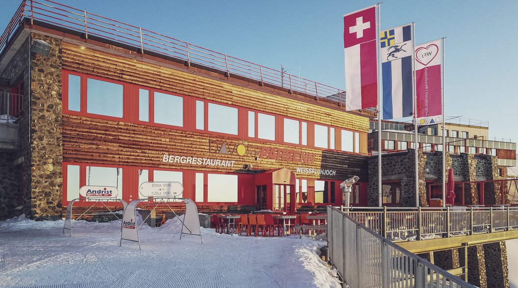 Exterior view of the sunlit Restaurant Weissfluhjoch on Parsenn. | © Davos Klosters Mountains