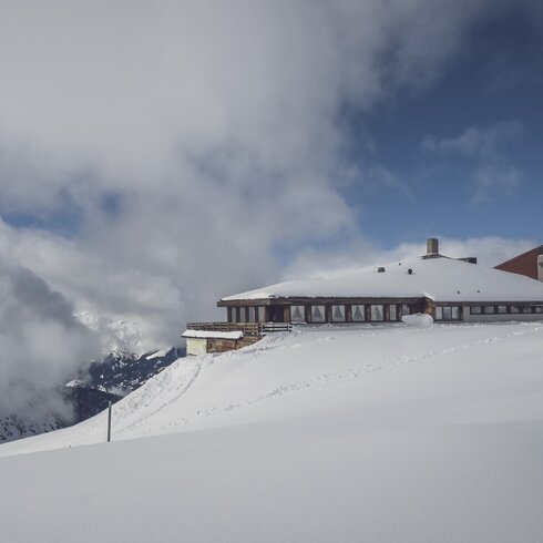 Sicht aus der Ferne zum Bergrestaurant Pischa welches von einer Schneepracht umgeben ist. | © Davos Klosters Mountains