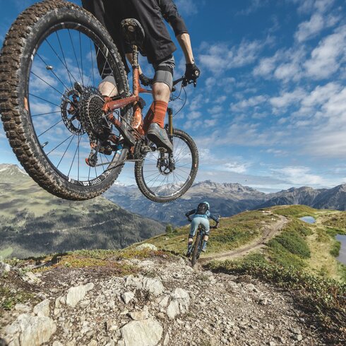 2 Biker auf Freeridestrecke in den Bergen  | © Davos Klosters Mountains 