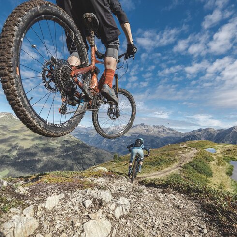 2 Biker auf Freeridestrecke in den Bergen  | © Davos Klosters Mountains 