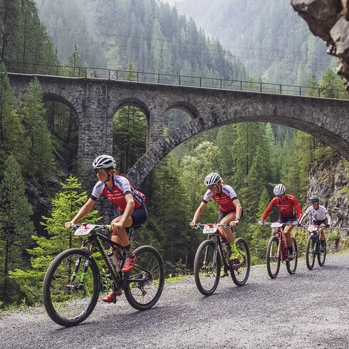Eine Gruppe Biker am Swiss Epic in der Zügenschlucht Davos | © Sam Clark