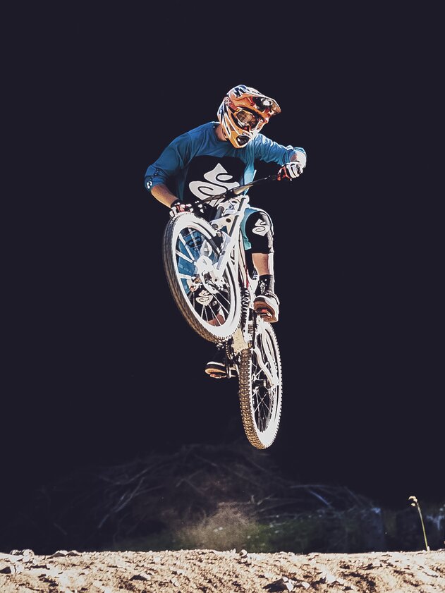 Biker auf Gotschna Freeride Jumpline | © Davos Klosters Mountains Sprung eines Mountainbikers auf der Gotschna Freeride Strecke auf Parsenn. | © Davos Klosters Mountains